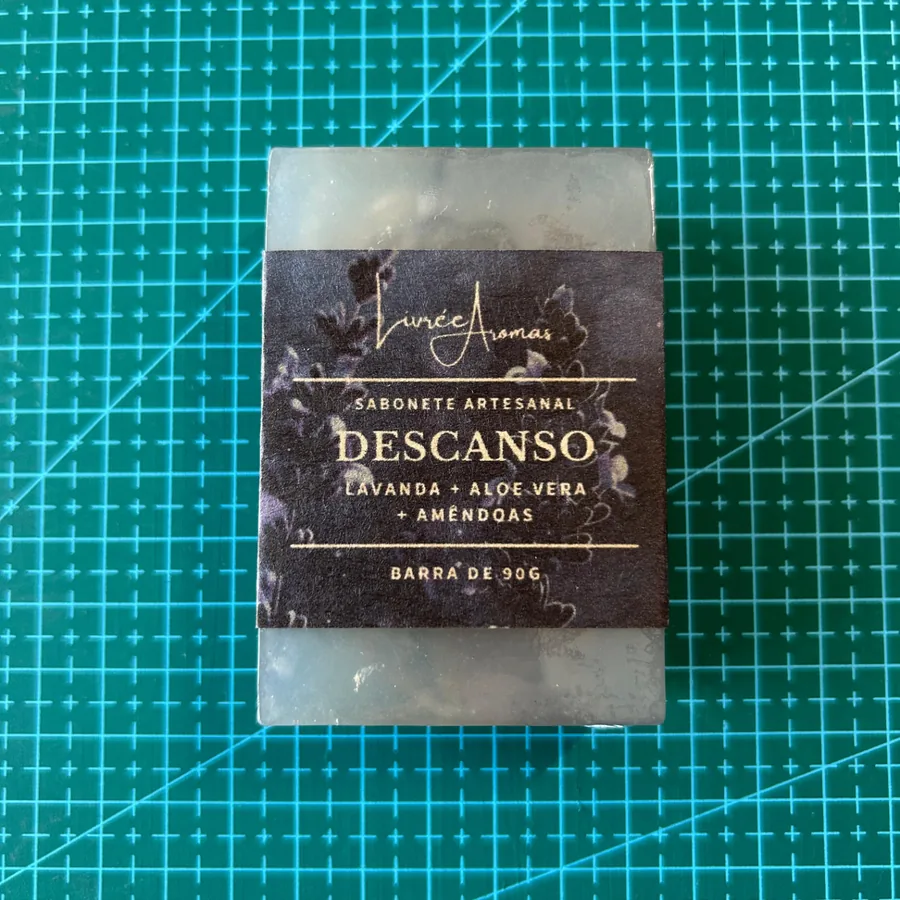 Sabonete artesanal de lavanda, aloe vera e amêndoas embalado com rótulo profissional